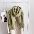 Texture dettagliata della sciarpa in mohair verde erba spessa con frange su gruccia - Verde matcha