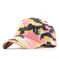 Rosa Camouflage-Baseballkappe im Distressed-Look mit Metallic-Stickerei auf weißem Grund - Verstellbar / Rosa Camouflage
