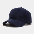 Nahaufnahme der dunkelblauen Cord-Baseballkappe mit feiner Rippenstruktur und gebogenem Rand - Marineblau