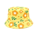 Détail d'un chapeau bob en coton jaune avec imprimés floraux et coutures de précision - Jaune