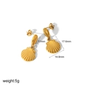Dettaglio orecchini a conchiglia dorati con borchie a stella e misure 11mm e 17,6mm - Orecchini con Ciondolo a Forma di Conchiglia (TE6894-SB)