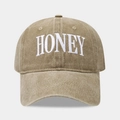 Khaki gewaschene Baumwoll-Baseballkappe mit weißer HONEY-Stickerei und gebogenem Rand - Verstellbar / Khaki