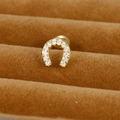 Détail d'un piercing fer à cheval doré serti de zircons avec fermoir à bille vissée - Fer à cheval / Or / 0,1