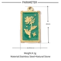 Detalle que muestra las medidas 26mm x 14mm del colgante rectangular verde de acero - VG172-Rectángulo Dorado Esmalte Verde Flor (3 uds)