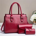 Detalle del juego de 3 bolsos de charol rojo con relieve de cocodrilo y acabado brillante - Rosa Roja