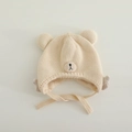 Detail van beige gebreide kindermuts met berenoren en een zachte textuurafwerking - 1-4 Jaar / Off-wit