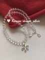 Minimalist beaded necklace with clear beads and a silver flower pendant in Korean style - White Glass Bead Flower Necklace
