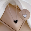 Dettaglio collana con ciondolo a cuore in acciaio al titanio argento con inserto nero - Acciaio al Titanio/Agata / Stile Agata Nera Argento (N402 Argento)