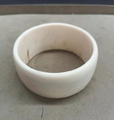 Bracciale rigido largo in resina bianco crema con finitura lucida stile vintage - Beige/Bianco Crema