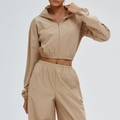 Dames tweedelige sportset in lichtbeige met kort windjack met capuchon en joggingbroek - S / Latte Bruin