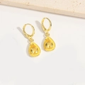 Dettaglio di orecchini a goccia in oro con zirconi gialli su uno sfondo di pietra bianca - Goccia In Zirconia Gialla (ES2638-3)