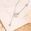 Collier élégant argenté avec pendentif cylindre en zircons sur fond de marbre blanc - 9203-argent