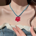 Détail du pendentif fleur en résine rouge avec cordon bleu sur le cou d'un modèle - 34# Collier corde tissée bleue fleur en résine rouge