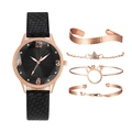 Set orologio da donna con cinturino nero e quattro bracciali oro rosa su sfondo bianco - Nero + Bracciale