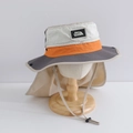 Dettaglio del cappello da trekking con protezione per il collo e laccetto regolabile - 50cm (1-3 anni) / Grigio Beige