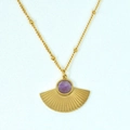 Detailansicht des fächerförmigen Amethyst-Anhängers an einer 14K Gold-Perlenkette - Amethyst