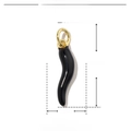 Detailansicht eines 20mm schwarzen Emaille-Hornanhängers mit goldener Öse für Schmuck - VH590-1-Schwarze Mini-Chili
