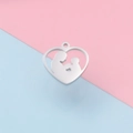 Colgante de corazón plateado con silueta de madre e hijo sobre fondo rosa y azul - Corazón Silueta Madre e Hijo (MP599) / Dorado