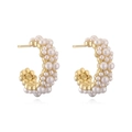 Detalle de pendientes de aro dorados en forma de C con incrustaciones de perlas blancas finas - Estilo Perla en C / Dorado