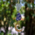 Macro detail of hand-woven beige rope mesh holding raw white and purple crystal stones - White Crystal + Amethyst (Gold Accessories)