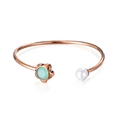 Brazalete abierto de oro rosa con flor de cristal verde claro y detalle de perla blanca - Oro Rosa Con Flor Verde (KB123102-K)