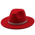 Détail du chapeau fédora rouge en feutre de laine avec bandeau scintillant en strass argent - Rouge