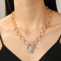 Dettaglio collana a catena dorata con pendente quadrato di strass e chiusura a T in stile punk - Collana con strass quadrati e chiusura a T (DZ-557)