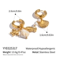 Detalle de pendientes de espina de pescado y concha en oro 18K con perlas y medidas - Estilo de Elementos Náuticos Asimétricos (YYE025317)
