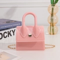 Mini-Handtasche aus pinkfarbenem Silikon mit goldener Kette und rundem Verschluss - Rosa