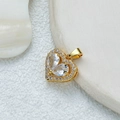 Pendentif cœur doré serti de zircons étincelants sur fond de pierre avec finition luxe - Double Cœur-Blanc