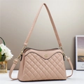 Dettaglio della borsa a tracolla beige trapuntata con motivo a rombi e finiture oro - Rosa