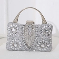 Silberne Luxus-Abendtasche mit handgefertigten Kristallen und Metall-Tragegriff - Silber