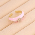 Detail eines rosa emaillierten, vergoldeten Rings mit Zirkonia in einer Samtbox - Einheitsgröße(Einstellbar) / Rosa
