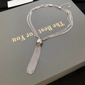 Vue détaillée du collier argenté multicouche avec sphère polie et pendentif à pampilles fines - Argenté