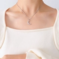 Collier pendentif lune en argent avec gravure fine porté par un mannequin - Couleur Acier