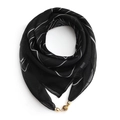 Détail d'un foulard en soie noir à motifs blancs avec un fermoir magnétique doré - Noir