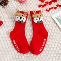 Gros plan de chaussettes de Noël rouges pour bébés avec rennes 3D et décorations - XS (0-6 Mois Antidérapant) / Renne avec Nœud