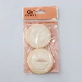 Set van twee zachte beige katoenen poederdonsjes met witte linten van GUMEI in verpakking - 2 stuks per verpakking / Huidskleur