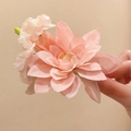 Pic à cheveux élégant avec fleur en tissu rose pour chignon raffiné et look délicat - Pince À Bec De Canard N° 67 - Rose (unité)