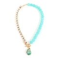 Asymmetrische gouden ketting met blauwe kralen, strass en groene ruwe steen hanger - Groen