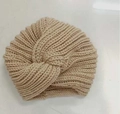 Turbante de punto beige tipo cachemira con detalle de nudo estilo bohemio - Rojo Profundo