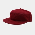 Vista detallada de gorra militar de algodón rojo oscuro con diseño minimalista liso - Ajustable / Burdeos