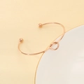 Brazalete de nudo minimalista en oro rosa con extremos de bola y diseño abierto en C - Oro Rosa (KB207036-Z)
