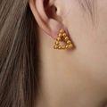 Orecchini a perno geometrici a triangolo realizzati in perline d'acciaio dorate - F1129-Oro