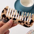 Portable acetate hair comb with tortoise shell marble texture and beige teeth - Light Leopard