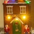 Negozio di giocattoli natalizio illuminato con soldatini schiaccianoci e tetto innevato - Negozio di Giocattoli