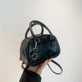 Mini sac à main noir brillant à texture froissée avec bandoulière et métal argent - Noir