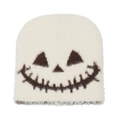 Detail einer weichen cremefarbenen Strickmütze aus Nerzimitat mit Halloween-Totenkopf - M (56-58cm) / Beige