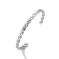 Detail van de zilveren gedraaide touwtextuur op gepolijste roestvrijstalen C-armband - Zilver