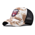 Detalle de gorra trucker retro tie-dye con parche H-KIDS y malla negra transpirable - Ajustable / Amarillo